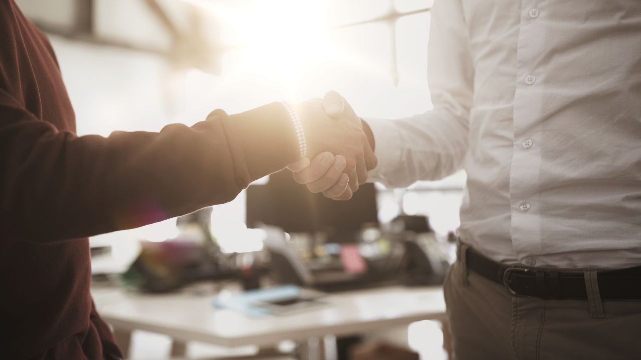 商业，人，手势，合作和伙伴关系的概念— —商人在办公室握手商人在办公室握手